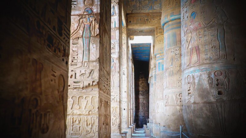 Justin Fornal and Emiliano Ruprah researcher scrutinize majestic temples, unearth precious artefacts and descend into ancient graves. – Bild: Discovery Channel