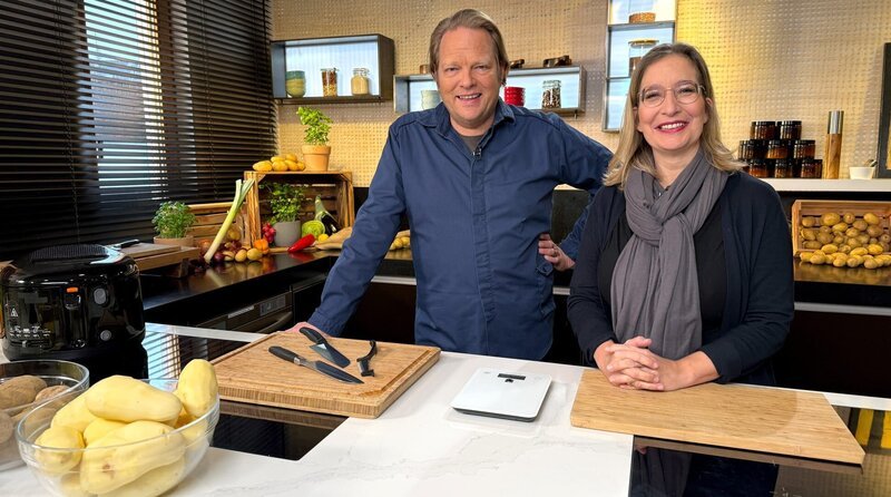 Björn Freitag (l) testet mit Haushaltsexpertin Yvonne Willicks, wie man leckere Pommes am besten selbst machen kann. – Bild: WDR/​solis TV/​Joshua Stolz