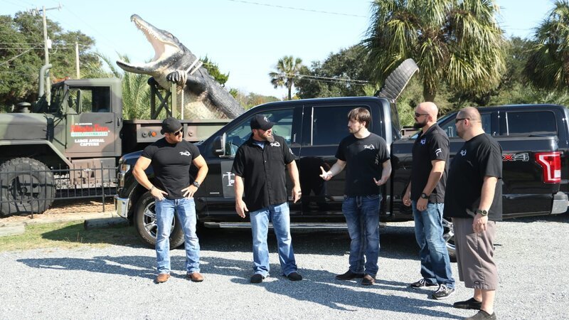 The Tennessee Wraith Chasers talking outside the alligator farm. – Bild: Discovery Communications/​JASON FAY/​JASON FAY