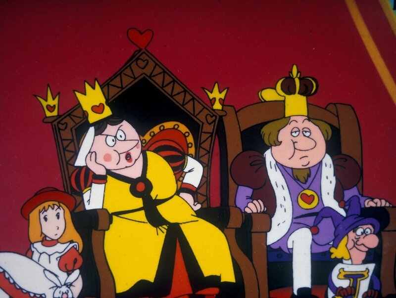 Alice, Benny Bunny, die Herzkönigin, der Herzkönig und sein Joker langweilen sich. Der diesjährige Schönheitswettbewerb scheint ein einziger Reinfall zu sein. Noch ist niemand aufgetaucht, der den Preis verdient haben könnte. – Bild: ORF 1