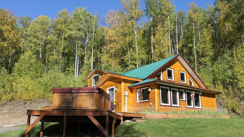 Back of tour property, daisy house, 1000 Daisy Drive, Fairbanks, AK – Bild: HGTV/​Scripps Networks, LLC