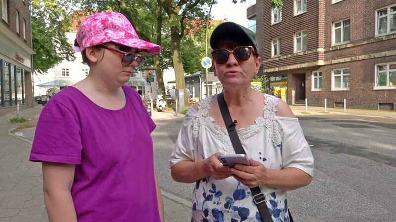 Petra (re.) und Tochter Selina sind inkognito in Hamburg, um den Freund der 54-Jährigen auszuspionieren – Bild: RTLZWEI, UFA SHOW & FACTUAL