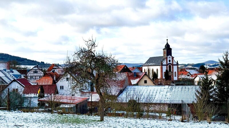 Bremen – das Thüringer Dorf liegt im Biosphärenreservat Rhön. Die katholische Pfarrkirche thront unübersehbar mitten im Dorf. – Bild: MDR/​Kathrin Welzel