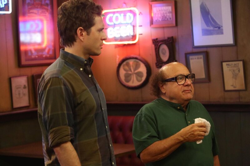 Dennis Reynolds (Glenn Howerton; l.); Frank Reynolds (Danny DeVito, r.) – Bild: ProSieben Fun