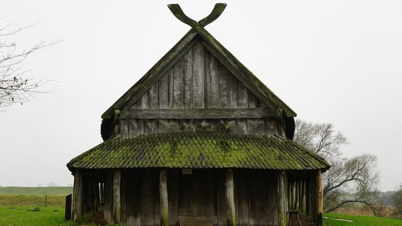 Rekonstruktion eines Langhauses der Trelleborg in Dänemark – Bild: Science Channel /​ Discovery Communications