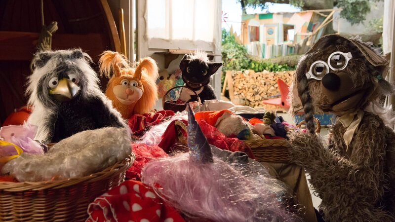 Die Freunde der Rasselbande spielen heute zusammen das Märchen vom „Rotköppchen“. Von links: Rudi (Lennart Morgenstern), Ella (Anna Menzel), Vampi (Ivana Sajević), Lotti (Heide Evers), Buffo (Ulli Voland) – Bild: Zia Ziarno /​ ZDF