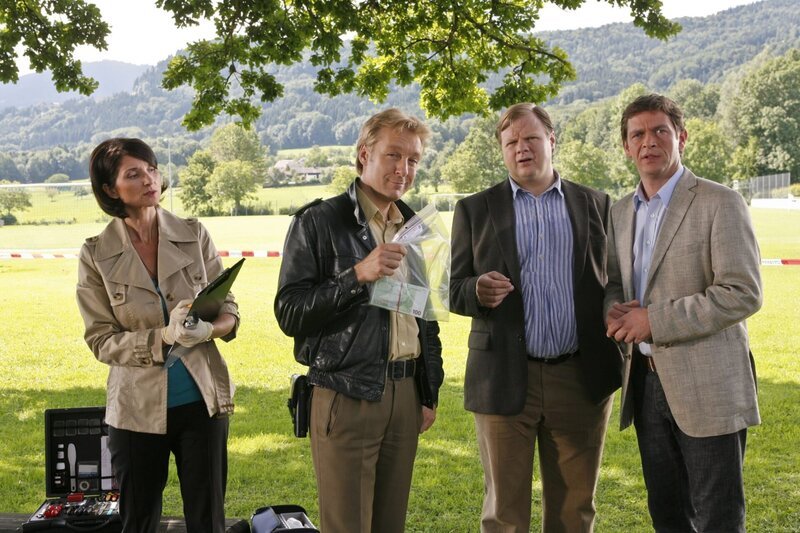 Die Kommissare haben 15.000 Euro bei der Leiche des Schiedsrichters gefunden. Hat er etwa das Fußballspiel manipuliert? (v.li.: Petra Einhoff, Max Müller, Michael A. Grimm, Tom Mikulla). – Bild: ORF/​ZDF/​Christian A. Rieger