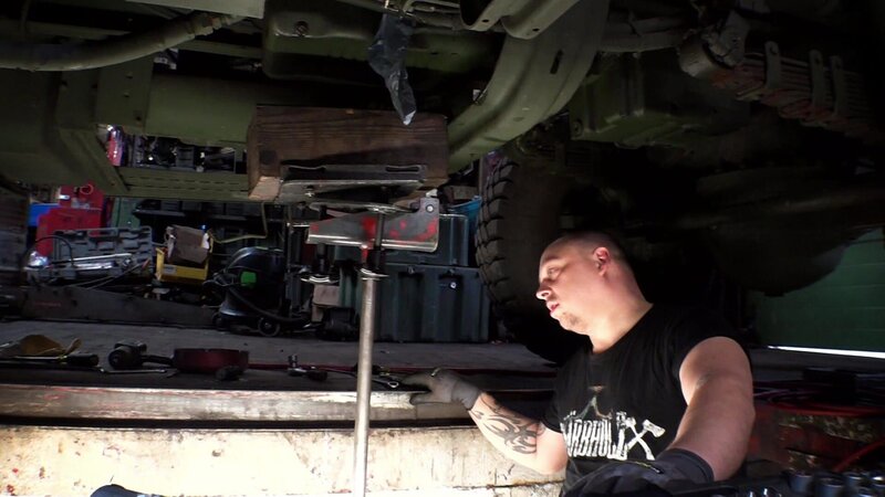 The whole team from „Morlock Motors“ has to help with the furniture and painter Günther plans extra shifts in the Westerwald – Bild: DISCOVERY DEUTSCHLAND