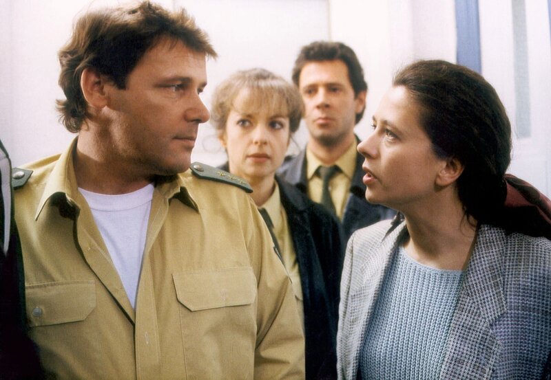 SWR Fernsehen GROßSTADTREVIER, „Tür an Tür“, am Sonntag (15.05.11) um 22:45 Uhr. Aufgrund einer anonymen Anzeige erscheinen Ellen und Dirk bei der Familie Pohl. Herr Pohl ist ebenfalls Polizist. Aus der Anzeige ging hervor, dass er sein Kind misshandeln soll. Ellen und Dirk stellen ihn zur Rede.  von links: Walter Plate als Norbert Pohl, Mareike Carrière als Ellen Wegener, Jan Fedder als Dirk Matthies, Barbara Fenner als Regina Pohl. – Bild: SWR/​NDR/​Isa Walther