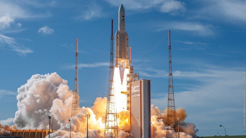 Die Ariane 5 hat beim Start eine Masse von rund 800 Tonnen. Das entspricht etwa 20 Sattelschleppern. – Bild: ESA/ Lucky You TV/ WeltN24 GmbH Die Ariane 5 hat beim Start eine Masse von rund 800 Tonnen. Das entspricht etwa 20 Sattelschleppern. – Bild: ESA/ Lucky You TV/ WeltN24 GmbH