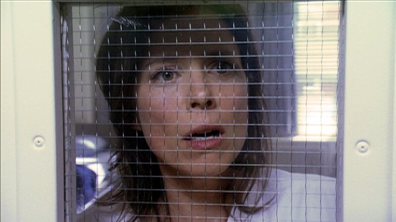 Dr. Weir (Torri Higginson) kommt in einer seltsamen Klinik zu sich. Dort wird ihr erzählt, dass Atlantis nicht existiert … – Bild: SYFY