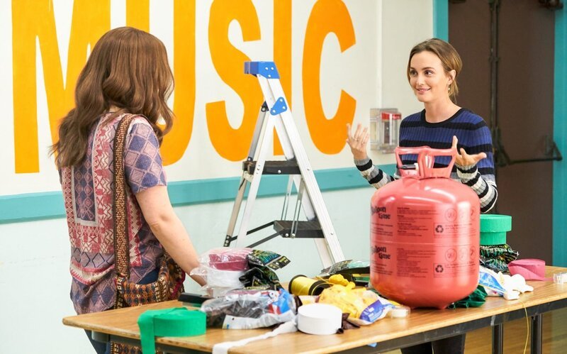 (v.li.): Vanessa Bayer (Mia), Leighton Meester (Angie D’Amato). – Bild: ORF/​PRO7/​ABC