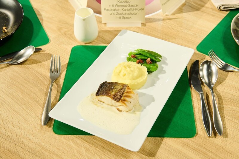 Kabeljau mit Wermut-Sauce, Pastinaken-Kartoffel-Püree und Zuckerschoten mit Speck von Alexander Marquardt – Bild: Honorarfrei – nur für diese Sendung inkl. SocialMedia bei Nennung ZDF und Gunnar Nicolaus.