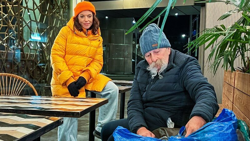 Mona mittendrin Leben auf der Strasse – Zwischen Armut, Einsamkeit und Hoffnung Mona Vetsch mit Hausi 2025 – Bild: SRF