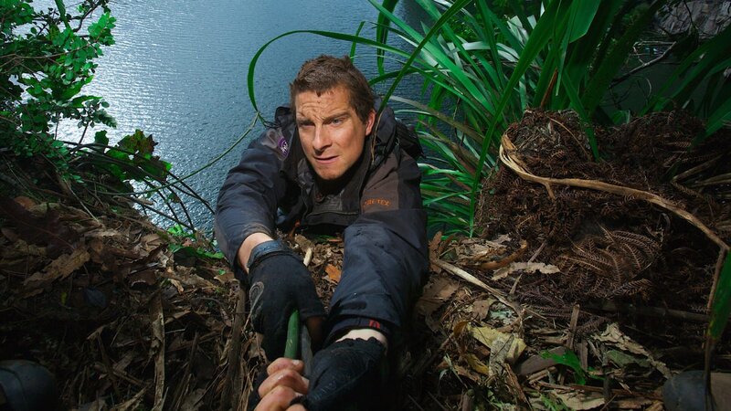 Discovery Channel’s, Man V’s Wild , Bear Grylls begins his decent off a cliff in Whakatane, located about 350 km north of Auckland in New Zealand. – Bild: Discovery Channel
