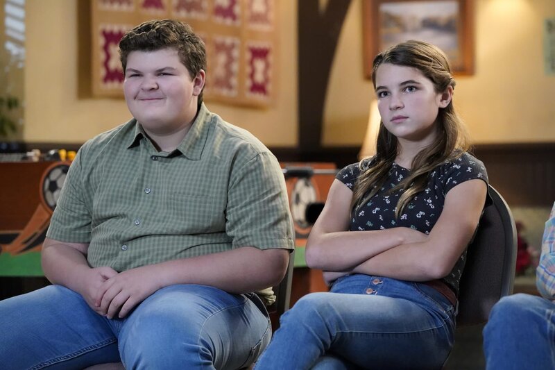 Billy (Wyatt McClure, l.); Missy Cooper (Raegan Revord, r.) – Bild: Warner Bros. Entertainment Inc.