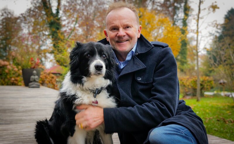 Willy Astor mit seinem Hund. – Bild: Reiner Holzemer /​ BR, Reiner Holzemer Film