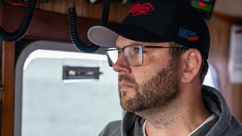 Aleutian lady captain Rick at the helm – Bild: Warner Bros. Discovery, Inc. or its subsidiaries and affiliates