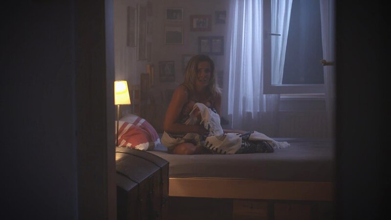 Sevilay Ürten hears footsteps in the hallway at night. – Bild: TLC