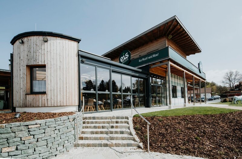 Der „Eis-Greissler“ in der Buckligen Welt – Über 100 Eis-Sorten wurden bereits erschaffen und man arbeitet ständig an neuen Rezepten, am liebsten aus heimischen Zutaten. – Bild: ServusTV /​ Christopher Kelemen