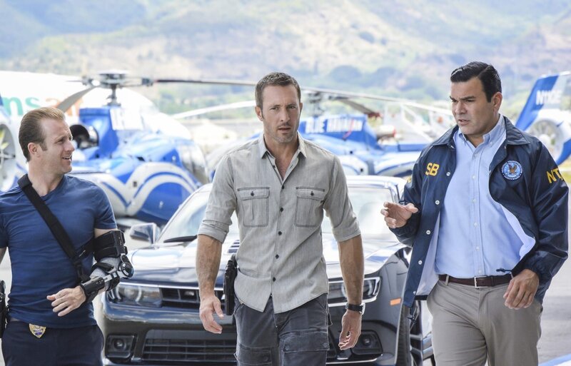 Da der Ermittler (Ricardo Chavira, r.) ohne ausreichende Beweise den Fall des tödlichen Flugzeugabsturzes schnell zu den Akten legen will, riechen Danni (Scott Caan, l.) und McGarrett (Alex O’Loughlin, M.), dass an der Sache etwas faul zu sein scheint … – Bild: PLURIMEDIA (CBS Broadcasting Inc.)