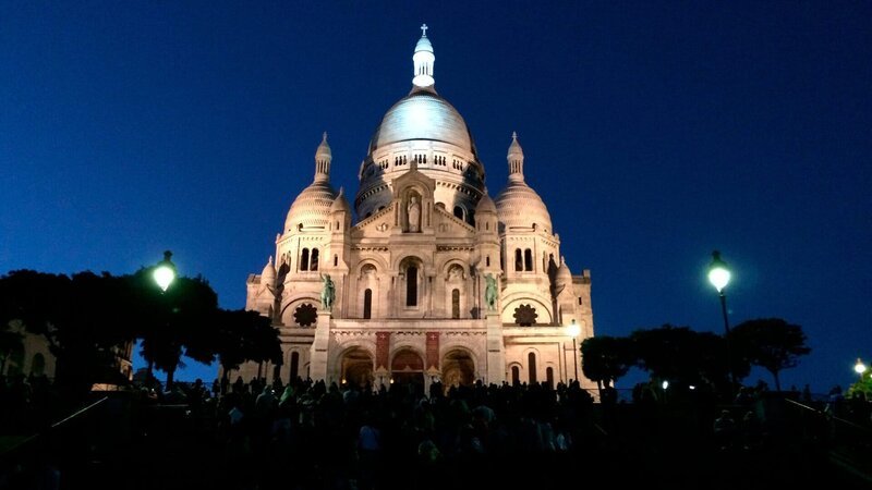 Sacre Coeur am Abend. – Bild: ZDF und SR/​Maria C. Schmitt
