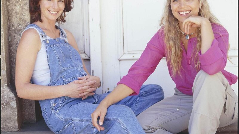 Claire McLeod (Lisa Chappell, l.) und Tess Silberman McLeod (Bridie Carter) – Bild: TVNOW /​ Southern Star