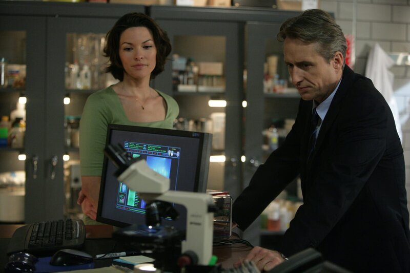 Connie Rubirosa (Alana De La Garza, l.); Michael Cutter (Linus Roache, r.) – Bild: NBC Universal, Inc