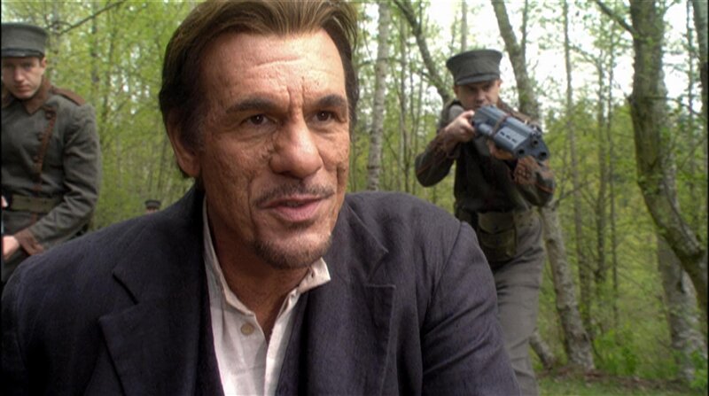 Kolya (Robert Davi) hat Col. Sheppard und seine Truppe in einen Hinterhalt gelockt … – Bild: SYFY