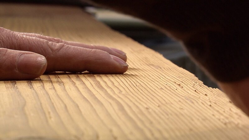 „Menschen mit Gespür für Holz“, Vom Küfer bis zum Schindelmacher, vom Holzbaumeister und Schnitzer über den Zimmerer und Tischler bis zum Dendrochronologen und Holzhausbesitzer. Viele Menschen in Vorarlberg haben eine besonders intensive Beziehung zu Holz, sie arbeiten damit oder leben in Holzhäusern. Einige von ihnen erzählen von ihrer Leidenschaft und Begeisterung für Holz, einige begleitet die Dokumentation bei ihrer Arbeit, zeigt ihre außergewöhnlichen Ideen beim Wohnen umgeben von Holz. Dabei sind neue Holzhäuser ebenso zu sehen wie alte Beispiele der besonderen Holzbautradition Vorarlbergs. Aus dieser Tradition heraus ist eine moderne Bauweise entstanden, bei der Module im Werk vorgefertigt und dann wie Legosteine auf der Baustelle zusammengefügt werden. Das ist eine enorm zeitsparende Bauweise. Vorarlberger Betriebe sind hier Vorreiter innerhalb von Österreich. – Bild: ZDF und ORF/​Landesstudio Vorarlberg