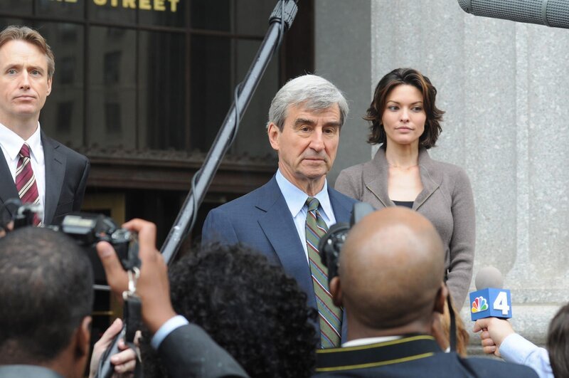 LAW & ORDER -- „Rumble“ Episode 1903 -- Pictured: (l-r) Linus Roache as Michael Cutter, Sam Waterston as DA Jack McCoy, Alana De La Garza as Connie Rubirosa -- NBC – Bild: NBC Universal, Inc