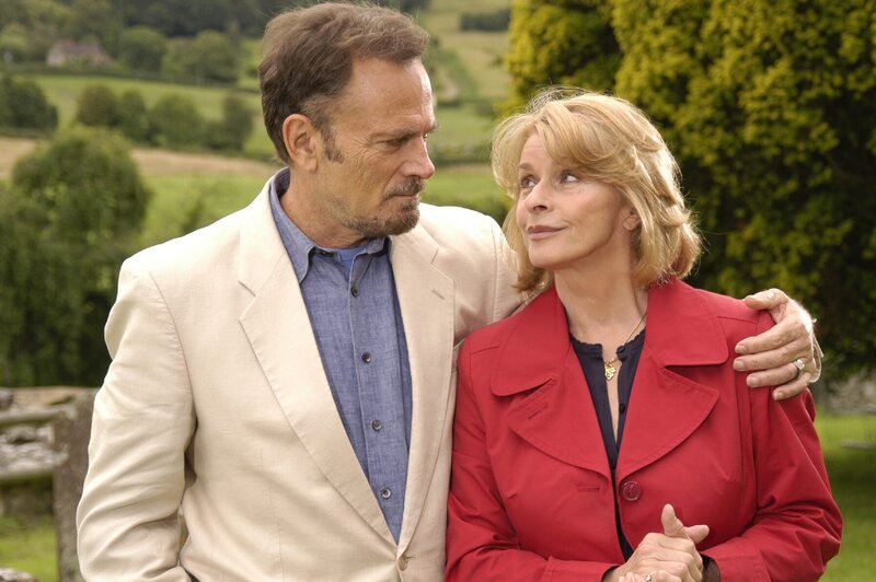 Julia Combe (Senta Berger) und ihr Lebensgefährte Max Freeman (Franco Nero) sind nach vielen Jahren des Reisens nach England zurückgekehrt. – Bild: Stephen Morley