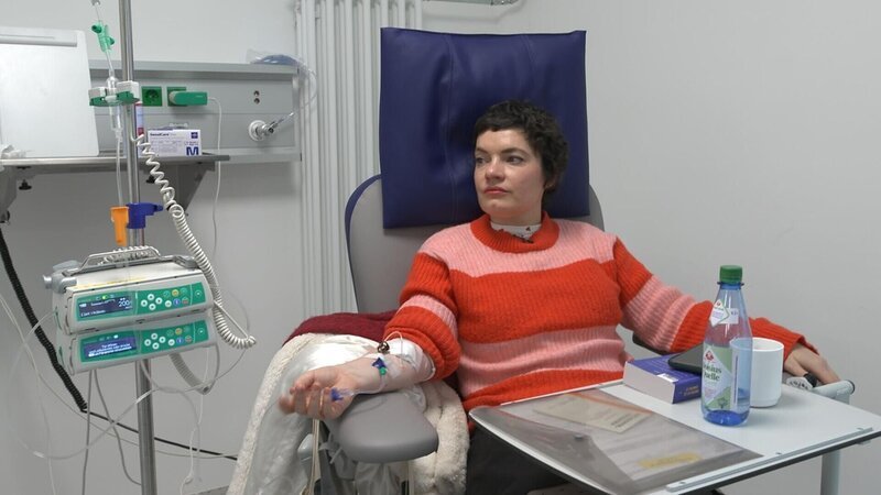 Krebspatientin Pauline Karlson bei der Chemotherapie im Münchener Klinikum rechts der Isar. – Bild: RTL /​ BurdaStudios