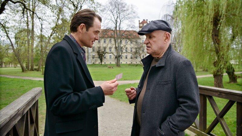 Kriminalrat a.D. Krüger (Christian Redl, r.) und Prof. Levi A. Than (Fabian Hinrichs, l.) unterhalten sich über das Thema Zeit. – Bild: Honorarfrei – nur für diese Sendung inkl. SocialMedia bei Nennung ZDF und Arnim Thomaß.