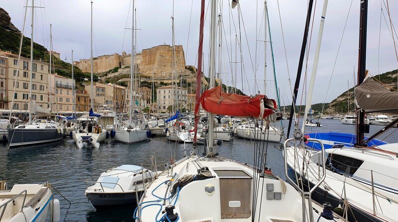 Der Hafen von Bonifacio. – Bild: ZDF und HR Der Hafen von Bonifacio. – Bild: ZDF und HR