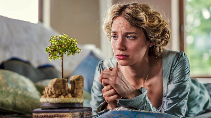 Die Prinzessin (Jytte-Merle Böhrnsen) sehnt sich nach dem singenden, klingenden Bäumchen. – Bild: ZDF und rbb/​Theo Lustig