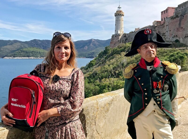 In Portoferraio lässt sich Simone Sombecki von Kaiser Napoleon persönlich durch seine ehemalige Stadtresidenz führen. – Bild: ZDF und WDR/​Alice Tschöke