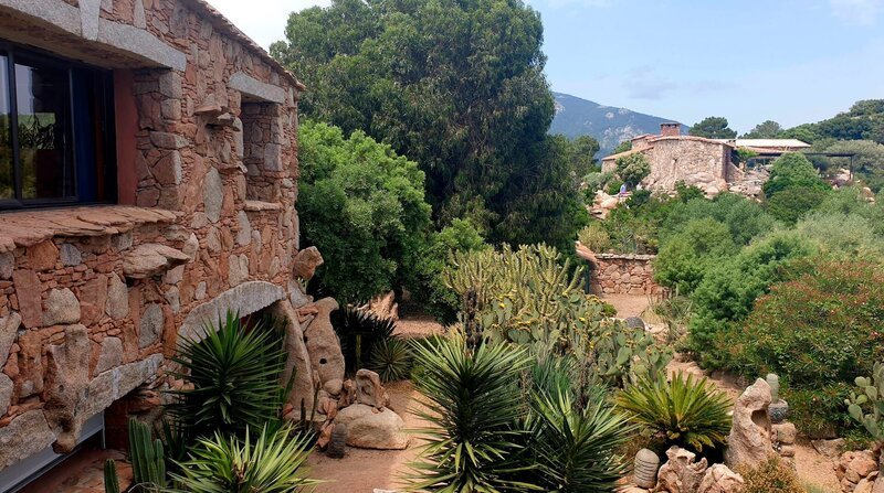 Das Gästehaus der Familie Finidori in Figari. – Bild: ZDF und HR Das Gästehaus der Familie Finidori in Figari. – Bild: ZDF und HR