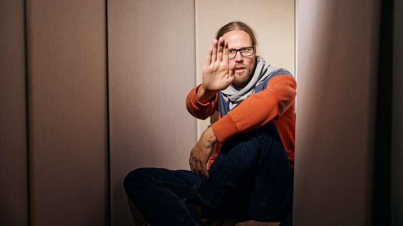 René (39) hat in seiner Beziehung Gewalt erlebt. Mehrheitlich sind Männer Täter von Partnerschaftsgewalt – doch auch Frauen werden in vermeintlichen Liebesbeziehungen übergriffig und gegenüber ihren Partnern zu Tätern. – Bild: ZDF und Dawin Meckel/​OSTKREUZ