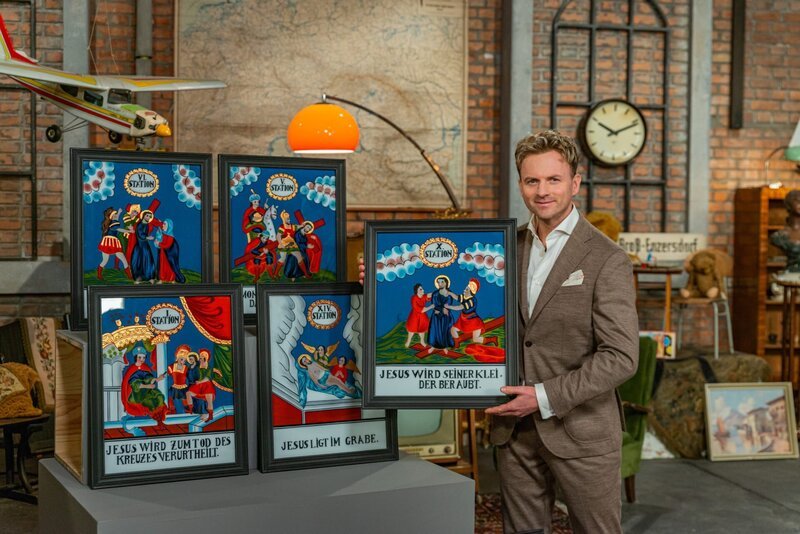 Willi Gabalier mit dem Objekt "14 Kreuzwegstationen" während ServusTV´s "Bares für Rares Österreich" im "Bares für Rares Österreich Studio" in Wien Floridsdorf, Österreich. – Bild: ServusTV / Thomas Salamonski Willi Gabalier mit dem Objekt "14 Kreuzwegstationen" während ServusTV´s "Bares für Rares Österreich" im "Bares für Rares Österreich Studio" in Wien Floridsdorf, Österreich. – Bild: ServusTV / Thomas Salamonski