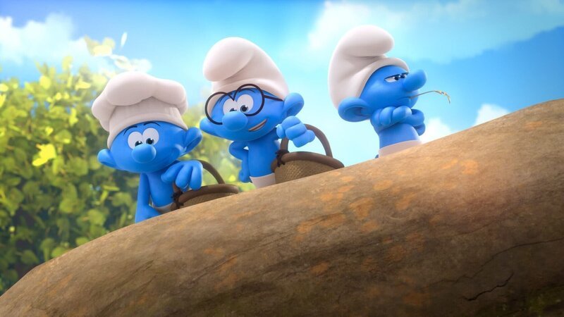 Die Schlümpfe – Das Horn des Überflusses – Gargamel erfährt, dass es nichts gibt, was Muffi mag. Mit Hilfe eines Getreidehalmes, auf dem Muffi herumgekaut hat, belegt er ihn mit einer Art Voodoo-Zauber. Alles, was Muffi nicht mag, wird von nun an durch das Horn des Überflusses in Gargamels Hütte geschickt. Dabei hofft er natürlich darauf, dass Muffi irgendwann sagt, dass er die Schlümpfe nicht möge. Leider kommt alles etwas anders, als Gargamel es sich vorgestellt hat. – Bild: ORF/​IMPS