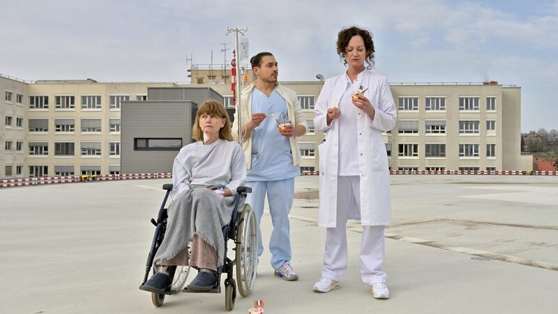 Carolin Mellau (Natalia Wörner, r.) und der Pfleger Mirko (Johannes Klaußner, M.) sind mit Madame Laurent (Ursula Andermatt, l.) auf dem Dach der Klinik und essen Eis. – Bild: ZDF und PATRICK PFEIFFER Carolin Mellau (Natalia Wörner, r.) und der Pfleger Mirko (Johannes Klaußner, M.) sind mit Madame Laurent (Ursula Andermatt, l.) auf dem Dach der Klinik und essen Eis. – Bild: ZDF und PATRICK PFEIFFER