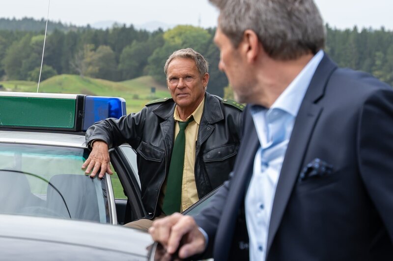Hubert (Christian Tramitz, l.) und Girwidz unterbrechen erneut einen Streit zwischen Sternhagen (Dieter Bach, r.) und Julia Dreier. – Bild: Leonine/​Thomas Neumeier