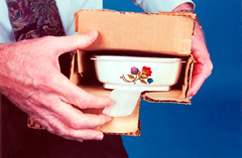 Ein Mann hält eine Schachtel mit einer Schale – Bild: box /​ © Crime + Investigation /​ A+E Networks