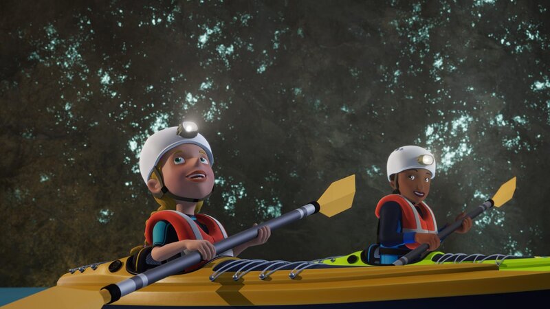 Hannah und Jodie erkunden zusammen in ihren Kajaks eine Höhle. – Bild: KiKA/​Prism Art & Design Limited