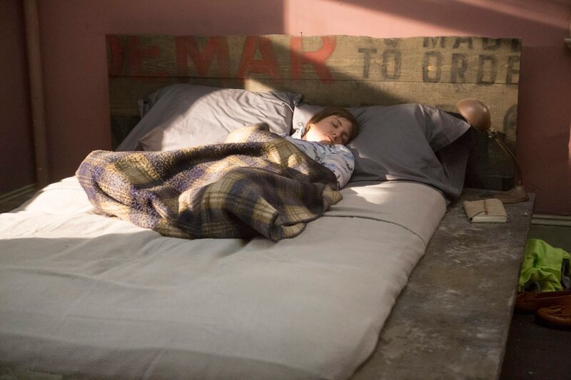 Hannah (Lena Dunham) hat von Adams neuer Freundin erfahren und weigert sich die Wohnung zu verlassen. – Bild: Turner /​ (C) 2014 HOME BOX OFFICE, INC. ALL RIGHTS RESERVED.