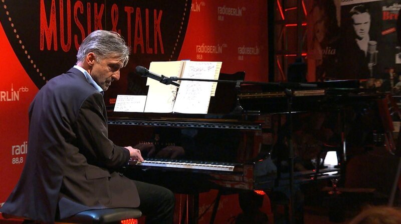 Das Format „Knapp daneben“, eine Mischung aus Musik und Talk, stellt in unregelmäßigen Abständen Berliner Künstler vor und zeigt sie von ihrer ganz persönlichen Seite. Dabei geht es nicht allein um deren Musik, sondern auch um Songs und Geschichten, die ihr Leben geprägt haben. Gast der heutigen Sendung ist Dirk Michaelis. – begleitet den jeweiligen Gast dabei immer mal wieder am Flügel und schlägt einen musikalischen Bogen zwischen Publikum und Künstler. – radioBERLIN-Moderator Heiner Knapp – Bild: rbb