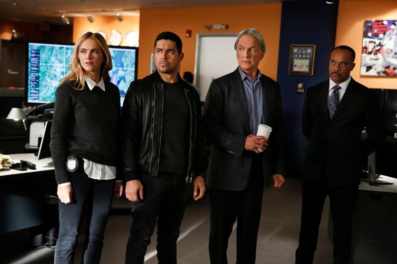 Eine seltsame Stimme führt eine Joggerin zu einer Leiche im Wald, doch das NCIS-Team (v.l.n.r.: Emily Wickersham, Wilmer Valderrama, Mark Harmon und Rocky Carroll) steht der Sachlage skeptisch gegenüber … – Bild: MMXVI by CBS Studios Inc.All rights reserved Eine seltsame Stimme führt eine Joggerin zu einer Leiche im Wald, doch das NCIS-Team (v.l.n.r.: Emily Wickersham, Wilmer Valderrama, Mark Harmon und Rocky Carroll) steht der Sachlage skeptisch gegenüber … – Bild: MMXVI by CBS Studios Inc.All rights reserved