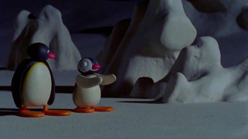 Pingu und Schlafwandlerin Pinga draussen im Dorf. – Bild: SRF/​Joker Inc., d.b.a., The Pygos Group