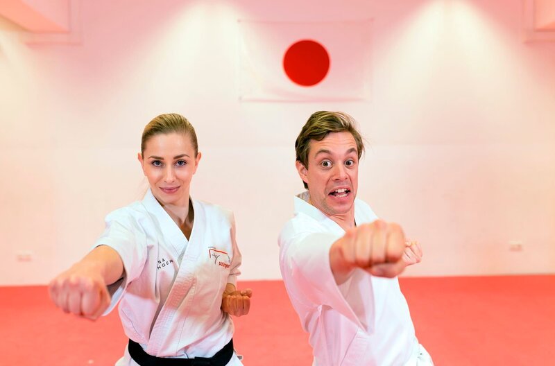 Checker Tobi mit Karateka Irena. Sie zeigt ihm, wie man karatemäßig schlägt. – Bild: BR/​Hans-Florian Hopfner